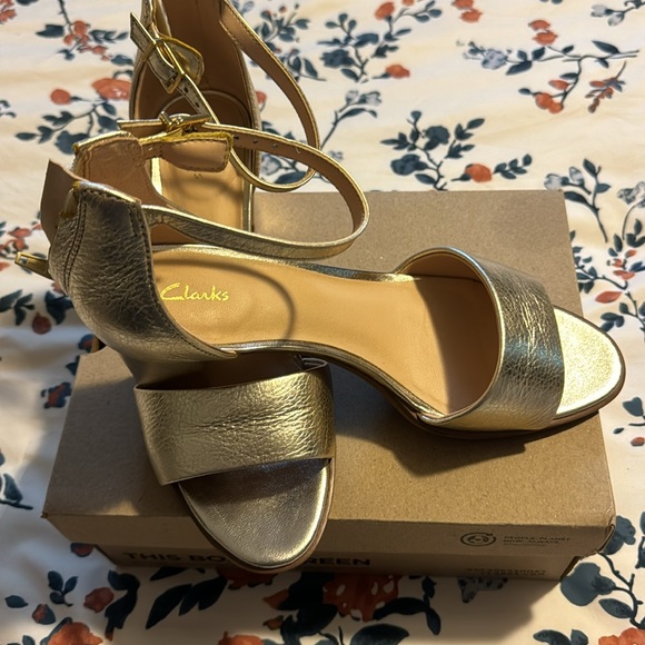 Clarks Woman's Kaylin60 2Part Champagne Size 9 M - Picture 2 of 5